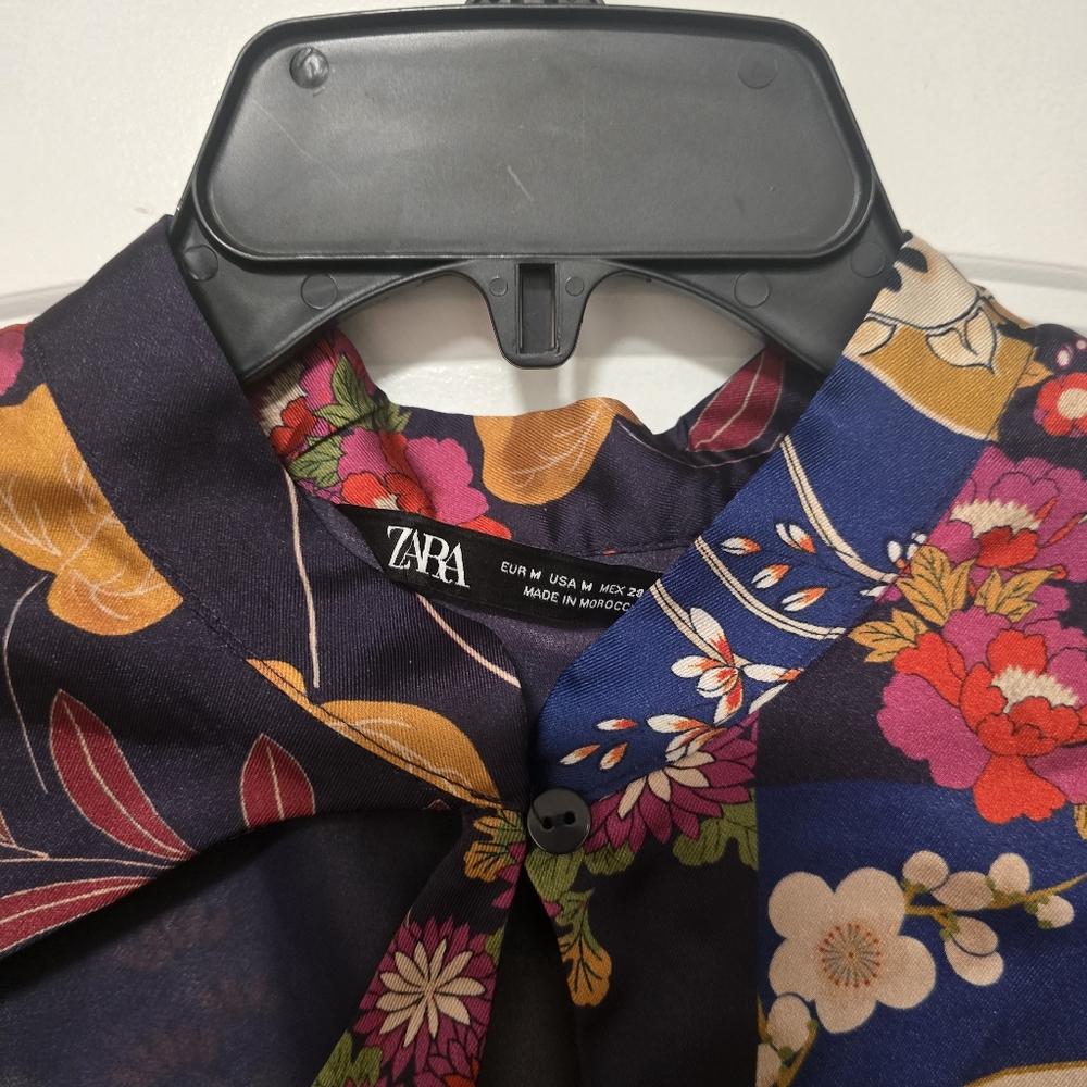 Floral Keyhole Crop Top - Picture 5 of 8